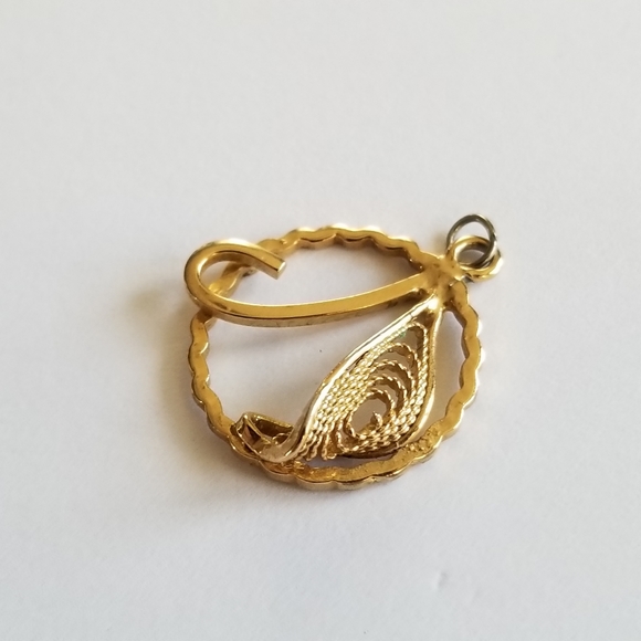 Vintage pendant circle filigree leaf curlicue gold tone metal charm - Picture 6 of 8